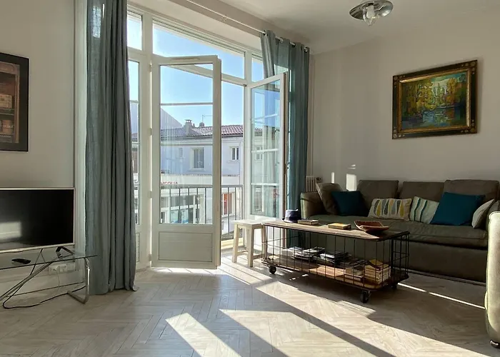 Lumineux Et Spacieux Au Centre De - Fr-1-738-44