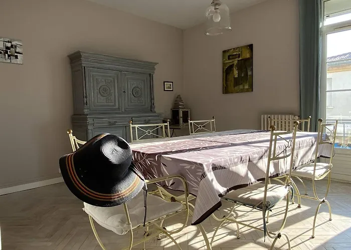 Lumineux Et Spacieux Au Centre De - Fr-1-738-44 Royan