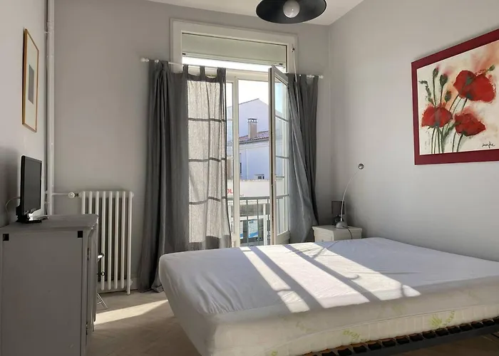 Lumineux Et Spacieux Au Centre De - Fr-1-738-44 *